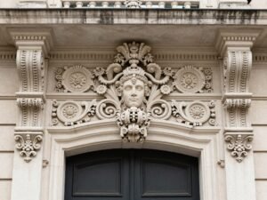 تفاصيل زخارف جي ار سي (GRC) لمدخل قصر