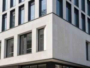 واجهة مبنى تجاري بتصميم عصري من الجي ار سي (GRC)