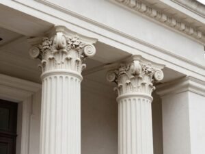 أعمدة وتيجان من الجي ار سي بتصميم روماني معلم جى ار سى