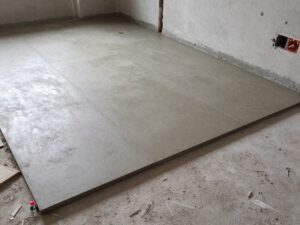 تركيب أرضيات اسمنت بورد قبل التبليط فني تركيب اسمنت بورد