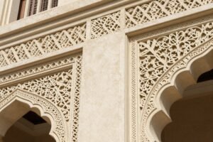 تفاصيل دقيقة لزخارف جي ار سي في تركيب واجهة مبنى تقليدي