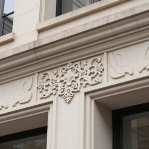 تفاصيل زخرفية من الجي ار سي على واجهة مبنى تجاري