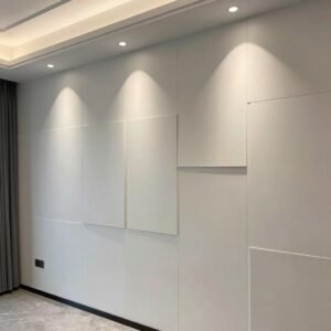 جدار داخلي مزين بألواح جي ار سي بتصميم هندسي حديث