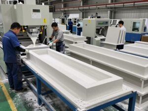 عملية تصنيع منتجات الجي ار سي في المصنع باستخدام تقنيات متطورة