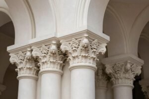 عناصر معمارية من الجي ار سي تشمل أعمدة وتيجان وأقواس