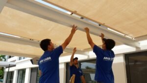 فريق عمل مؤسسة المظلات العربية أثناء تركيب مظلات جي ار سي