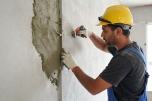 فني تركيب اسمنت بورد محترف أثناء العمل