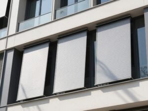 كاسرات شمسية من الجي ار سي مثبتة على واجهة مبنى حديث