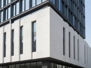 مبنى تجاري بواجهة عصرية من الجي ار سي