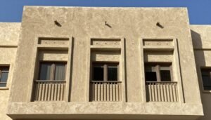 مبنى قديم بواجهة جي ار سي محافظة على جمالها رغم مرور السنوات