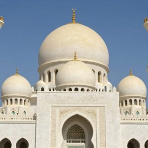 مسجد بقباب وزخارف إسلامية منفذة بتقنية تركيب جي ار سي