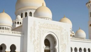 مسجد بواجهات جي ار سي تظهر الزخارف الإسلامية الدقيقة