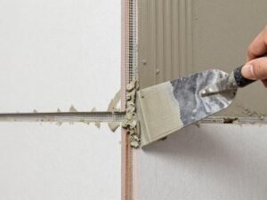 معالجة فواصل اسمنت بورد باستخدام الشريط الشبكي والمعجون