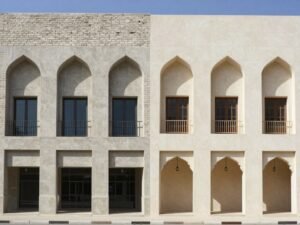 مقارنة بين واجهة مبنى بتقنية تركيب جي ار سي وواجهة بمواد تقليدية