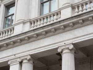 واجهة مبنى مزينة بتركيب جى ار سى بتصميم كلاسيكي