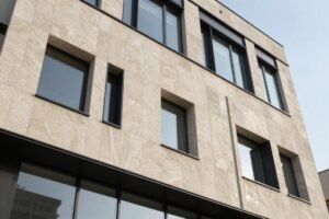 واجهة مبنى مصممة بالجي ار سي من مقاول جي ار سي معتمد